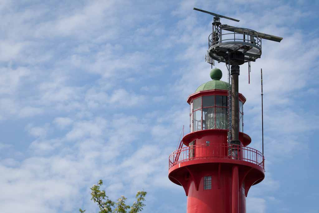 Tankarin majakan huippu taustallaan sininen taivas.